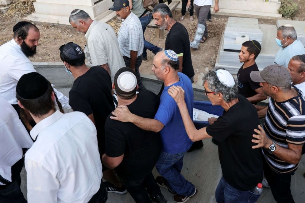 I funerali di Yigal Yehoshua nel moshav Hadid, in Israele - Reuters