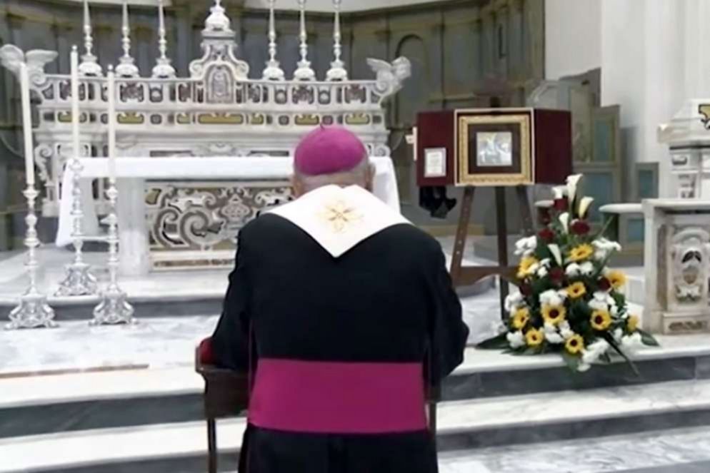 L'affidamento alla Madonna di Leuca - YouTube