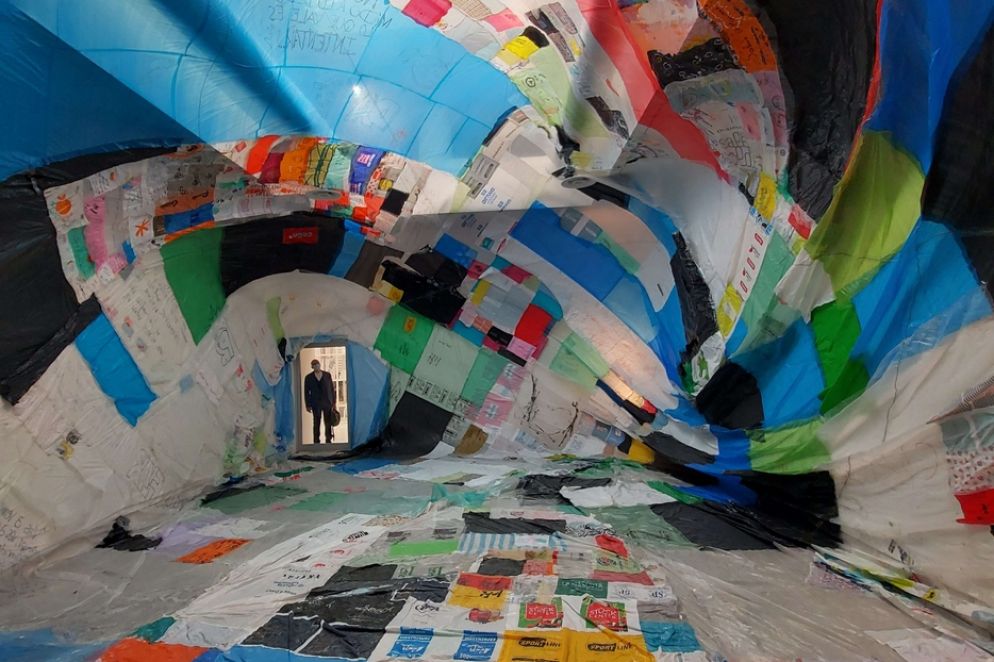 L’installazione di Tomás Saraceno ai Giardini - -