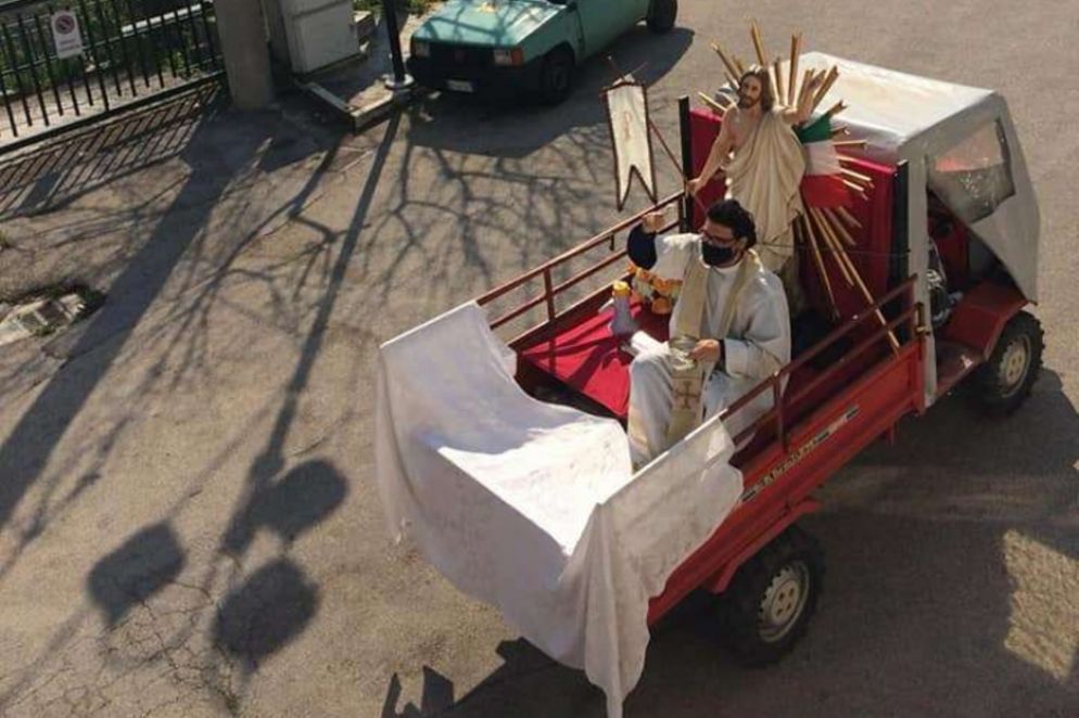 Don Pietro D'Angelo benedice dal trattore le sue quattro comunità nel Beneventano - .