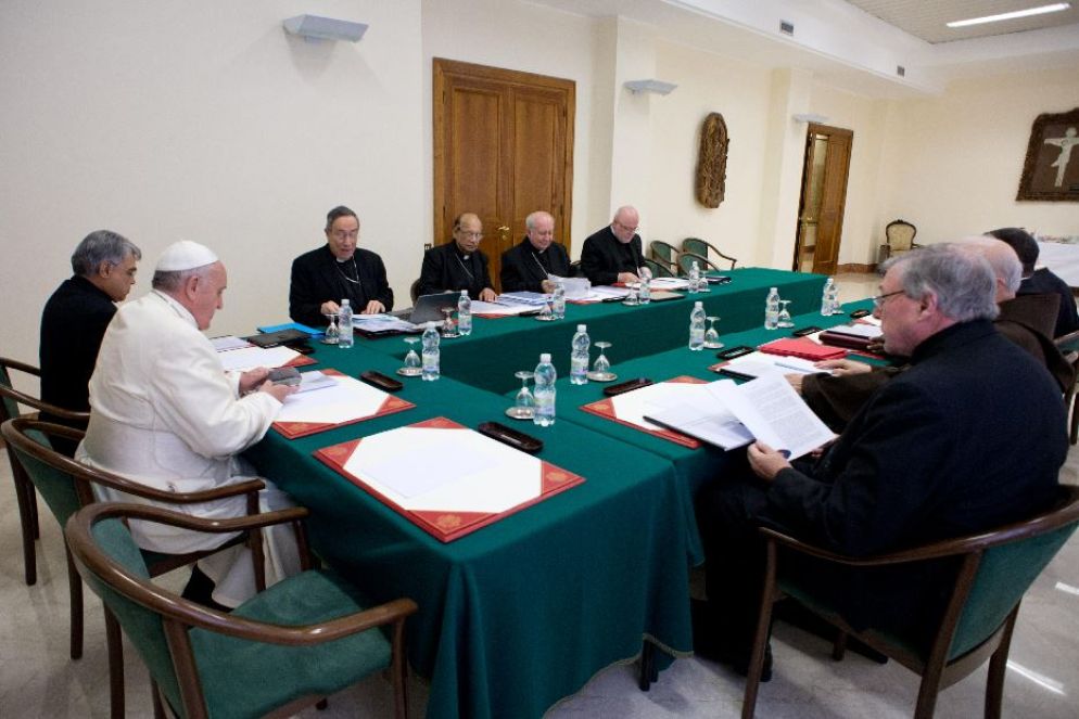 Una riunione del "C9", il Consiglio dei cardinali per la riforma della Curia romana. Semeraro è alla sinistra del Papa - Foto Siciliani
