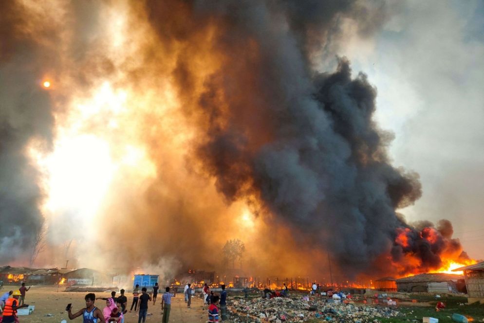 Alte fiamme hanno avvolto la baraccopoli di Cox Bazar alla periferia della capitale Dhaka - Reuters
