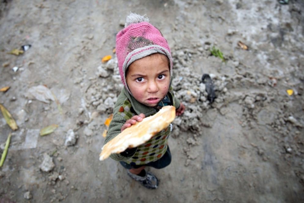Il pane nelle mani di un bambino in un campo di rifugiati a Kabul - Ansa