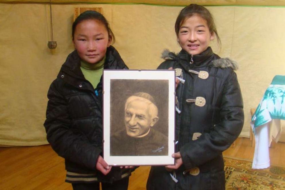 Due bambine con il ritratto del beato Luigi Alamanno - Missionari della Consolata