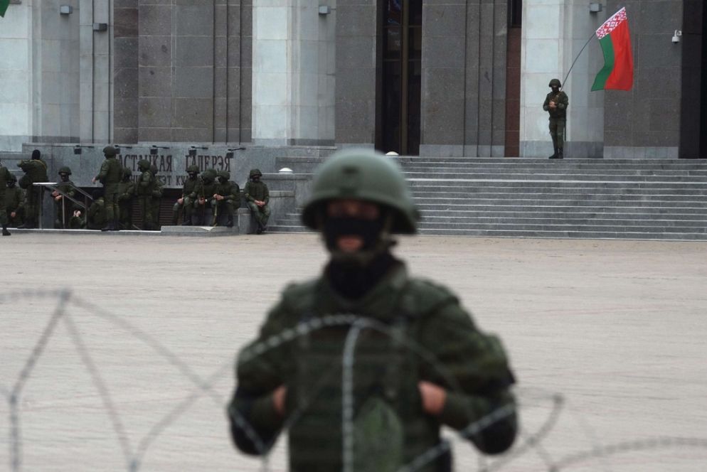 Soldati e filo spinato nella centrale piazza Oktyabrskaya a Minsk - Ansa