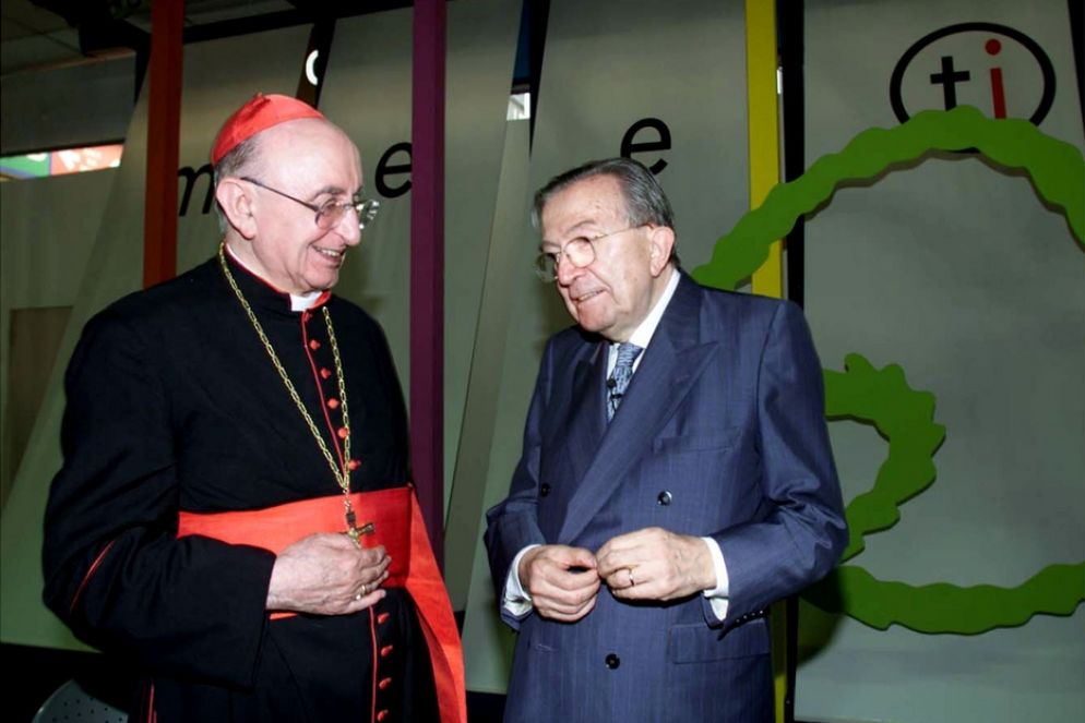 Il cardinale Giacomo Biffi e Giulio Andreotti ritratti nel corso del Meeting dell'Amicizia a Rimini nel 2000 - Ansa archivio