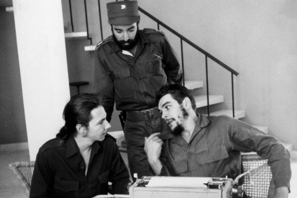Un giovane Raúl con Ernesto Che Guevara nel 1960 a Cuba - Archivio
