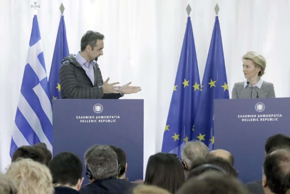 Il primo ministro greco Kyriakos Mitsotakis e la presidente della Commissione Ue von der Leyen ( - Ansa / Epa