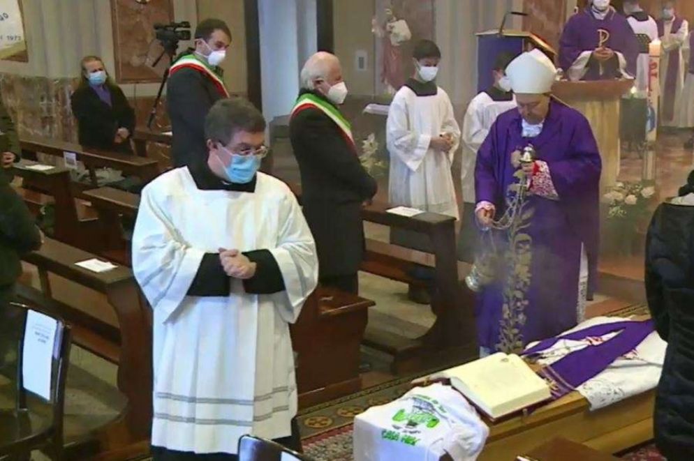 Il vescovo Cantoni durante i funerali di don Alfredo