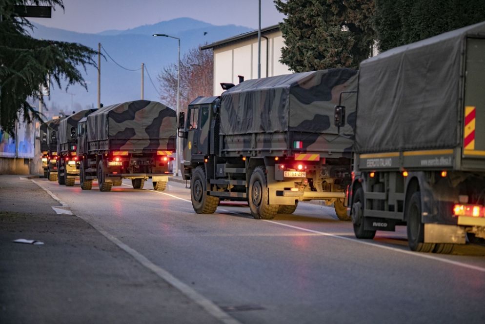 Camion militari portano via le bare da Bergamo - Ansa