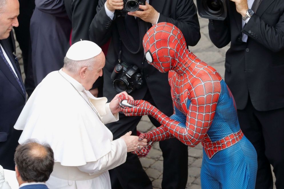 Papa Francesco con Spiderman - Reuters