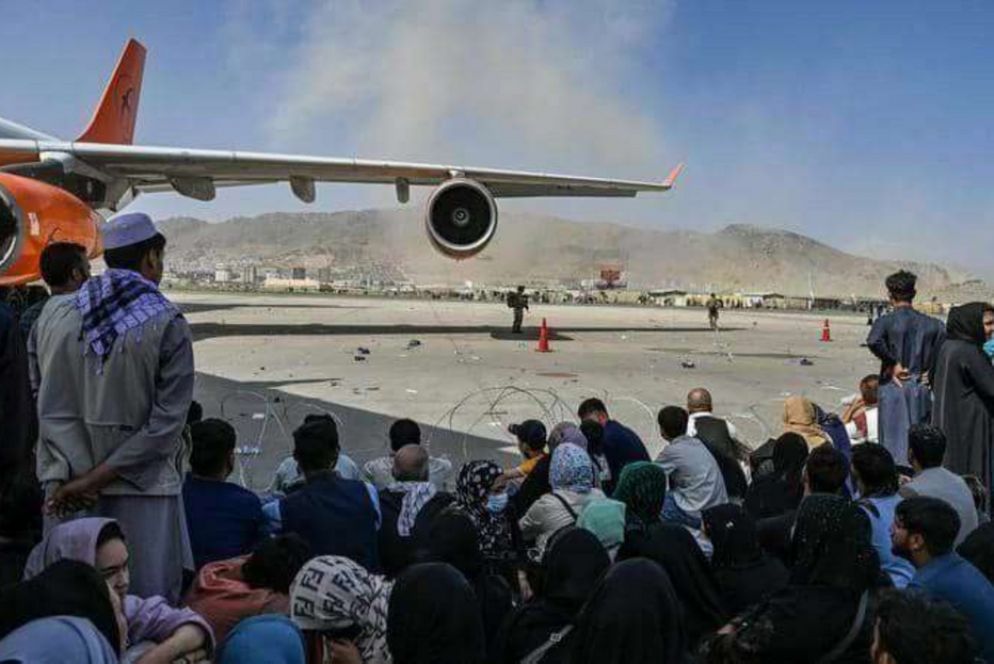Il fumo dell'esplosione visto dall'interno dell'aeroporto di Kabul - Twitter