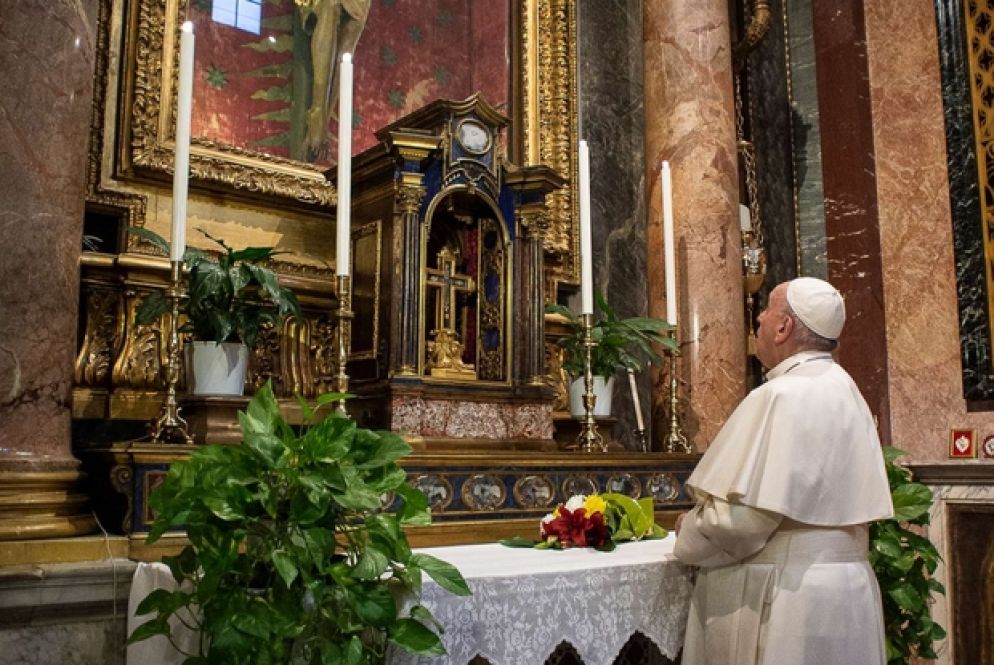 Il Papa davanti al Crocefisso di San Marcello al Corso - Vatican Media