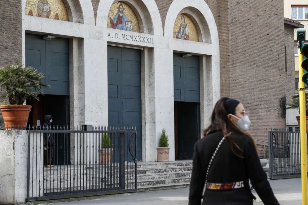 L'ingresso di una chiesa a Roma - Ansa