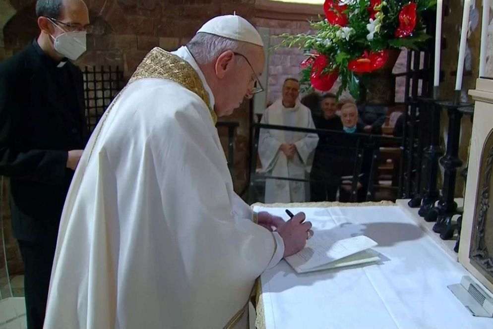 La firma dell'enciclica sabato 3 ottobre ad Assisi - Vatican Media / Reuters