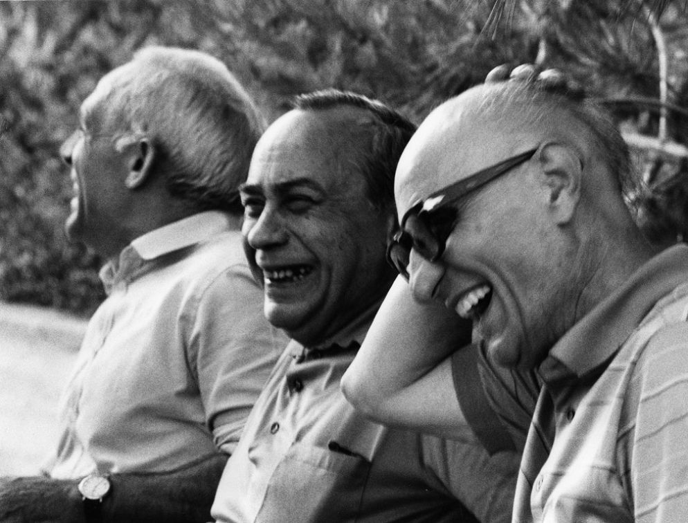 Vincenzo Consolo, Leonardo Sciascia e Gesualdo Bufalino a Racalmuto, La Noce, 1984. - © Giuseppe Leone