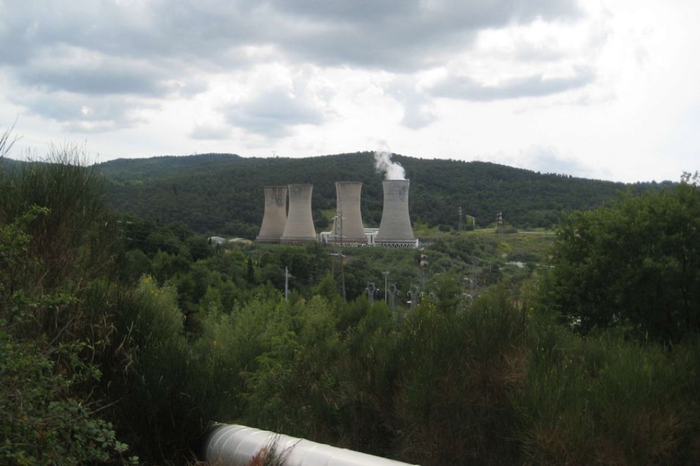 Le torri della centrale geotermica di Larderello viste da lontano - CC Birgit Juel Martinsen