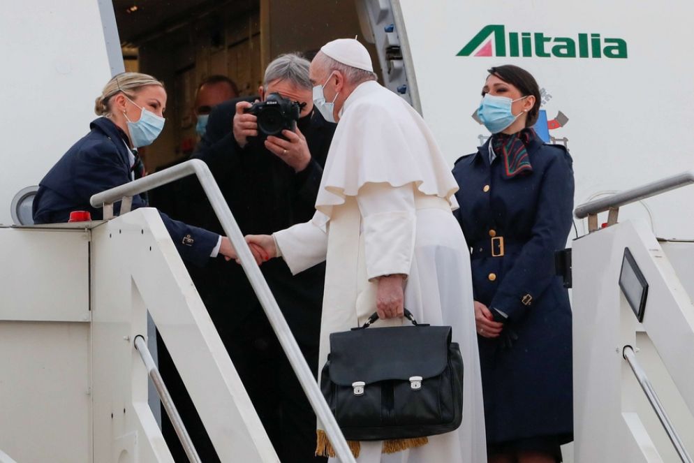 Il Papa in partenza da Fiumicino per l'Iraq. Qui, il breve saluto all'equipaggio di undici persone, composto da tre piloti e otto assistenti di volo coordinati dal comandante Alberto Colautti. - Reuters