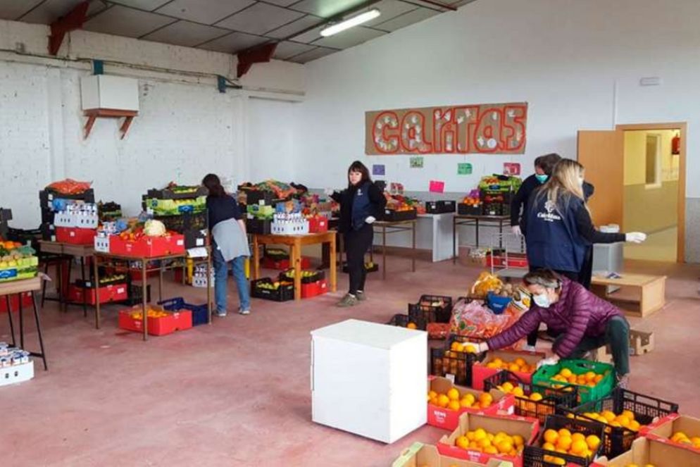 Operatori della Caritas diocesana di Madrid preparano il cibo alla Cañada Real - Caritas