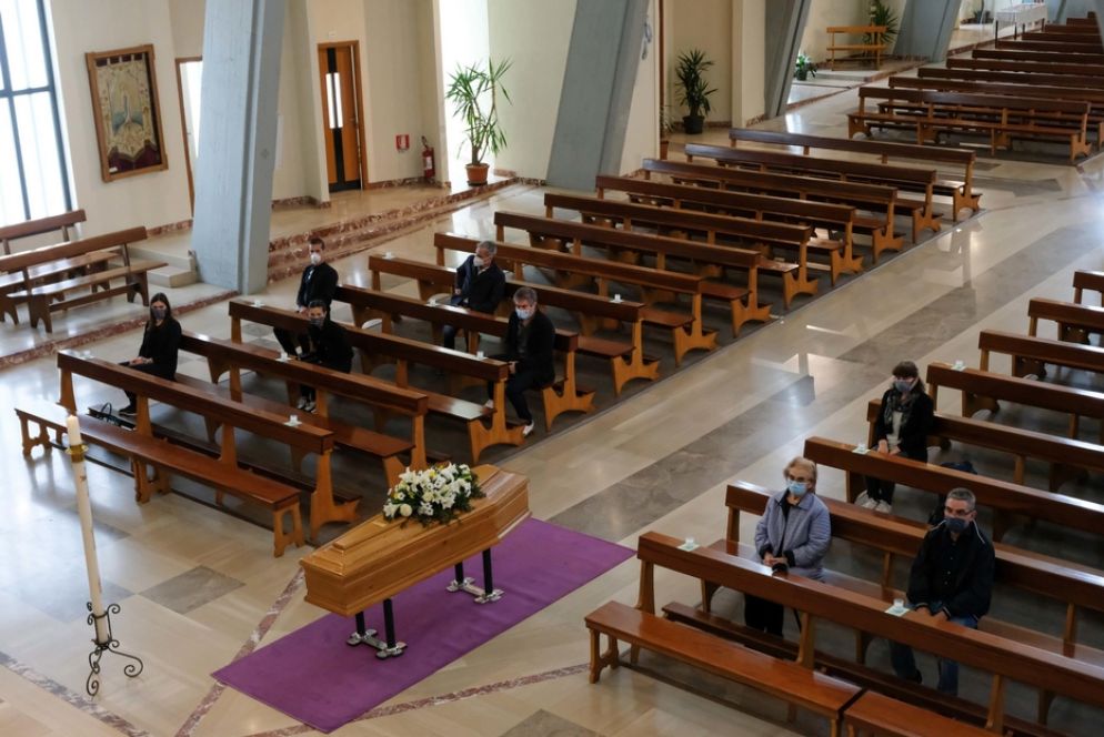 La celebrazione di un funerale - Ansa