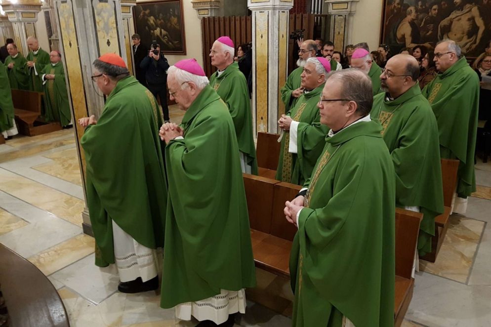 I vescovi del Mediterraneo durante la Messa nella Cattedrale di Bari - Avvenire