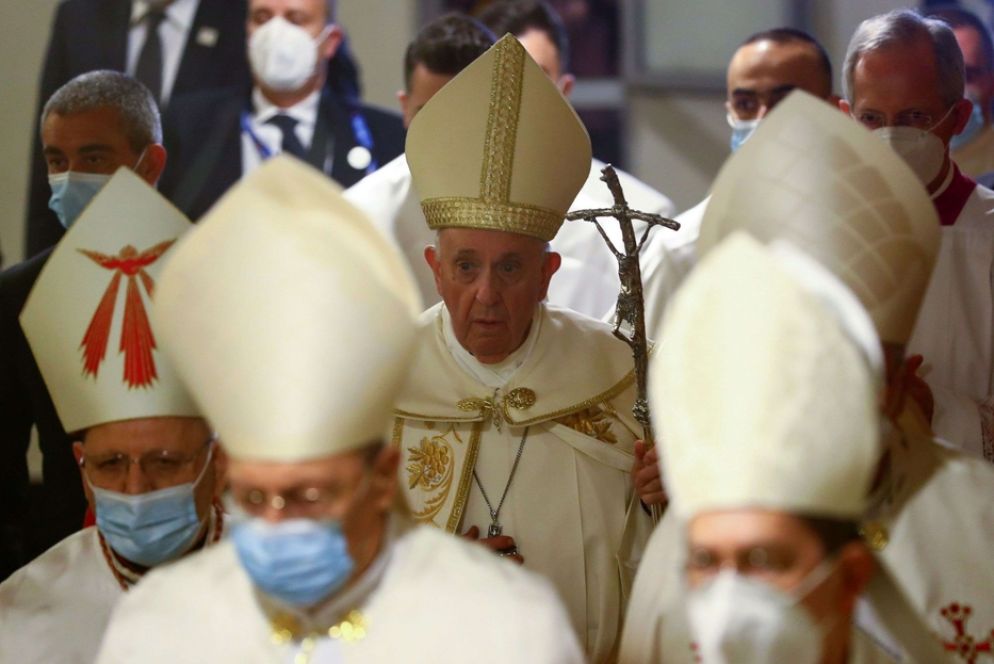 Il Papa nella cattedrale di Baghdad per la Messa - Reuters