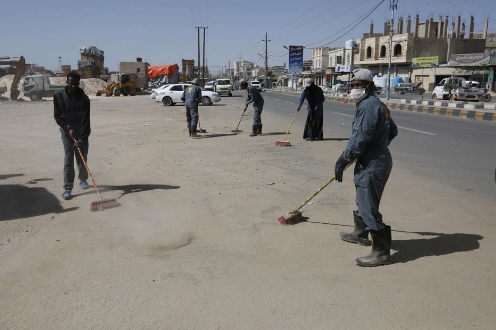 Pulizie nelle strade yemenite - Ansa