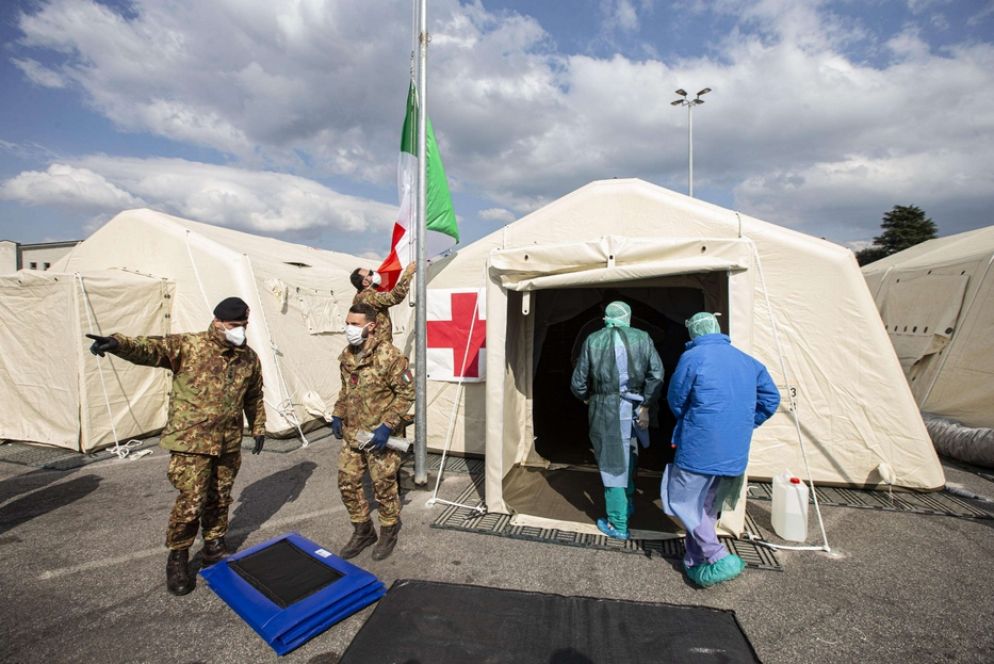 I camion con le salme? Tocca forse ai militari offrire loro l’amore e la cura con cui le avrebbero accompagnate le famiglie Quello dal contributo alla tutela dell’ordine pubblico è un impegno che ha la sua ragione ultima nella ricerca del bene comune e che, aggiungerei, ha sempre un orizzonte, per così dire, educativo. Nell’ottica della difesa della legalità, si tratta di un aiuto - Ansa