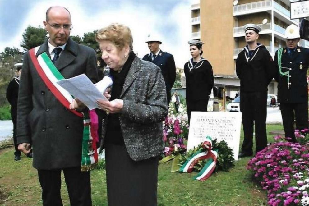 La signora Lucia Bramante nel 2007 in occasione della cerimonia di dedicazione del Monumento ai Caduti nella Battaglia di Capo Matapan - Foto Famiglia Bramante
