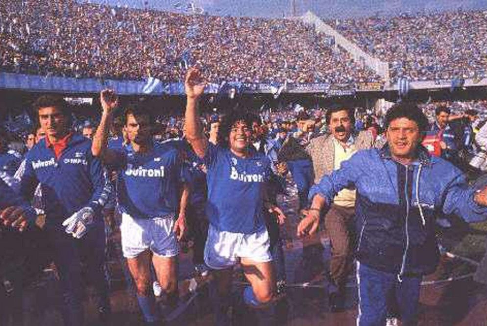 Il 10 maggio 1987 Diego Armando Maradona e i suoi compagni festeggiano allo stadio San Paolo al termine della partita contro la Fiorentina il primo scudetto della storia del Napoli - Ansa