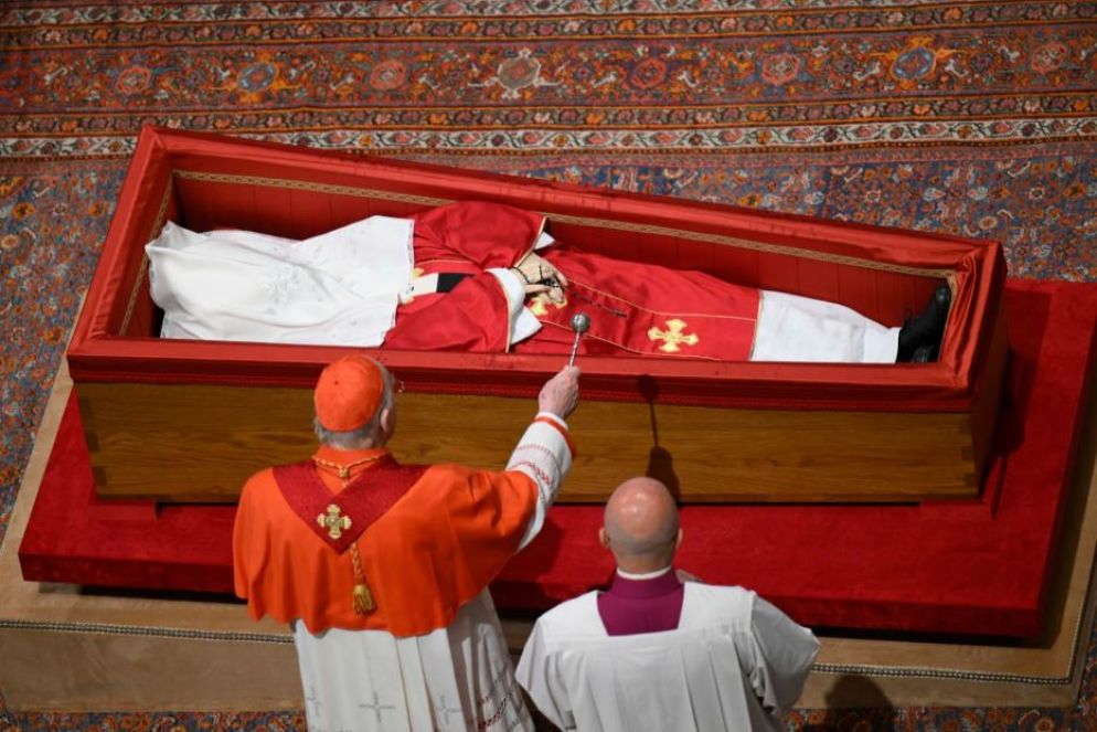 Roma, Basilica di San Pietro: il cardinale camerlengo asperge con l'acqua benedetta il corpo di papa Francesco - foto Vatican Media