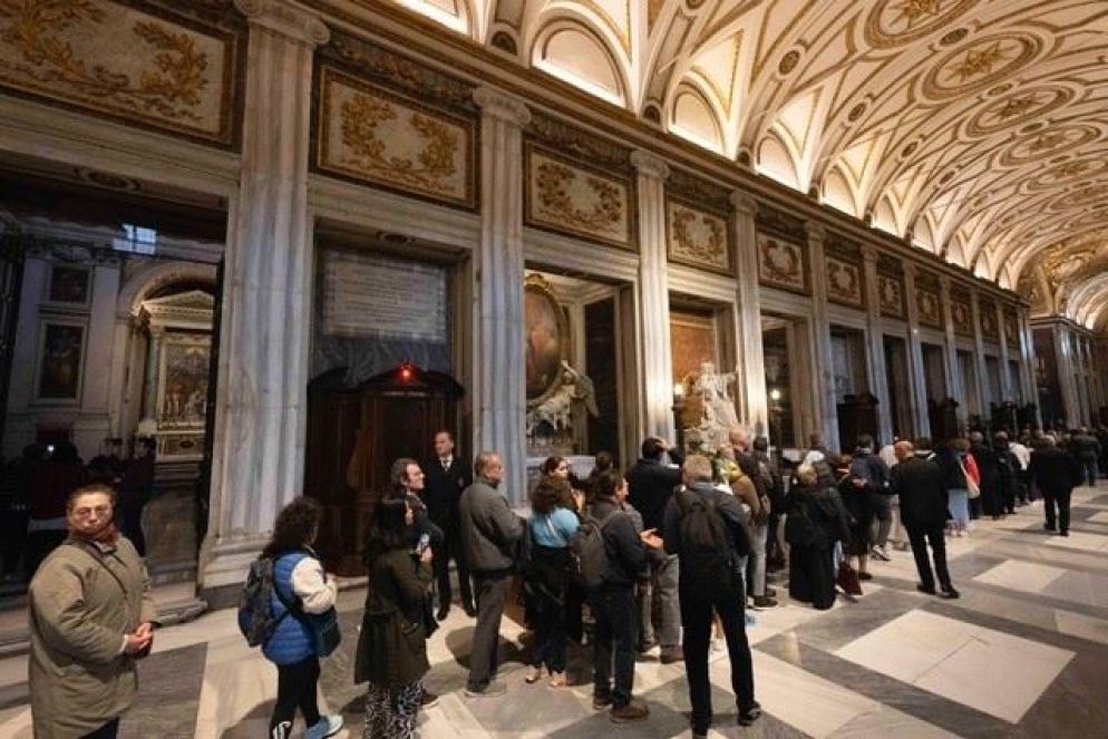 La fila all'interno della Basilica - Vatican Media
