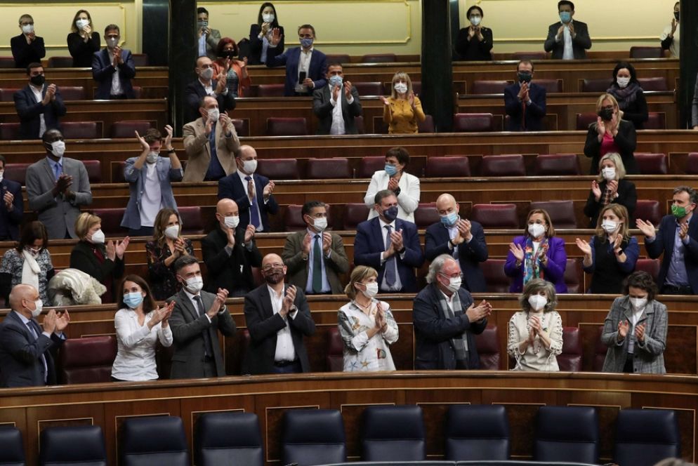 L'appluso dei deputati del Psoe e di Podemos dopo il voto in aula