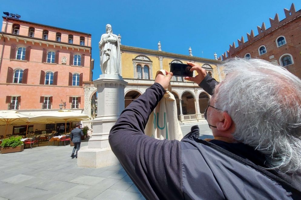 La statua di Dante in piazza dei Signori a Veroma - Avvenire