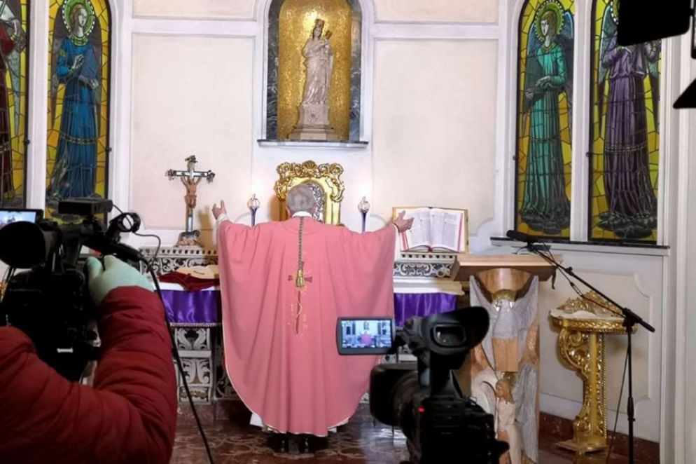 Il vescovo in streaming - .