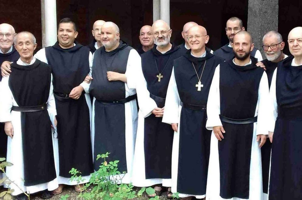 Chiaravalle: alcuni dei monaci cistercensi assieme all'abate Stefano Zanolini. Oggi la comunità è formata da 17 religiosi - foto www.abbaziadichiaravalle.it