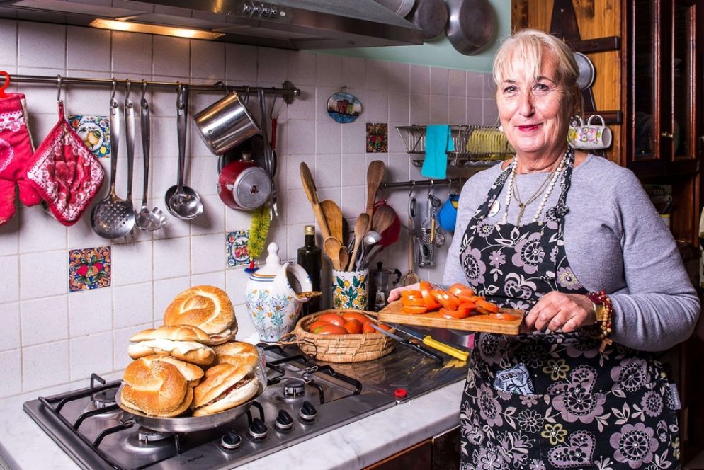 LaLa casa di Renata si trasforma in poche settimane in una “cucina solidale” dove si preparano i panini da distribuire ai clochard di Catania