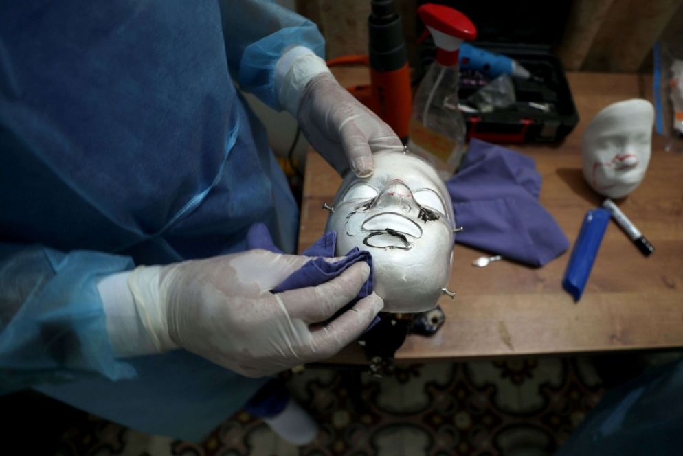 La maschera terapeutica appena prodotta dalla stampante 3D di una fabbrica di Gaza - Reuters