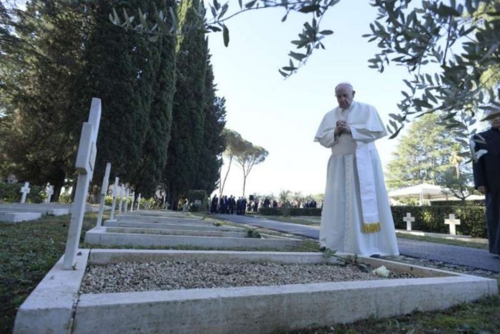 Mentre il coro intonava un canto, il Papa ha girato da solo, in un silenzio orante, tra le lapidi del cimitero militare francese. Si è diretto anzitutto in un vialetto lastricato di tombe sulle quali ha deposto rose bianche, per poi fermarsi per qualche istante in preghiera, a mani giunte e occhi chiusi, dinanzi ad alcune di esse - Vatican Media