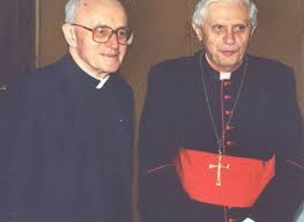 L'allora cardinale Joseph Ratzinger con padre Vanhoye negli anni Novanta - Pontificio Istituto Biblico
