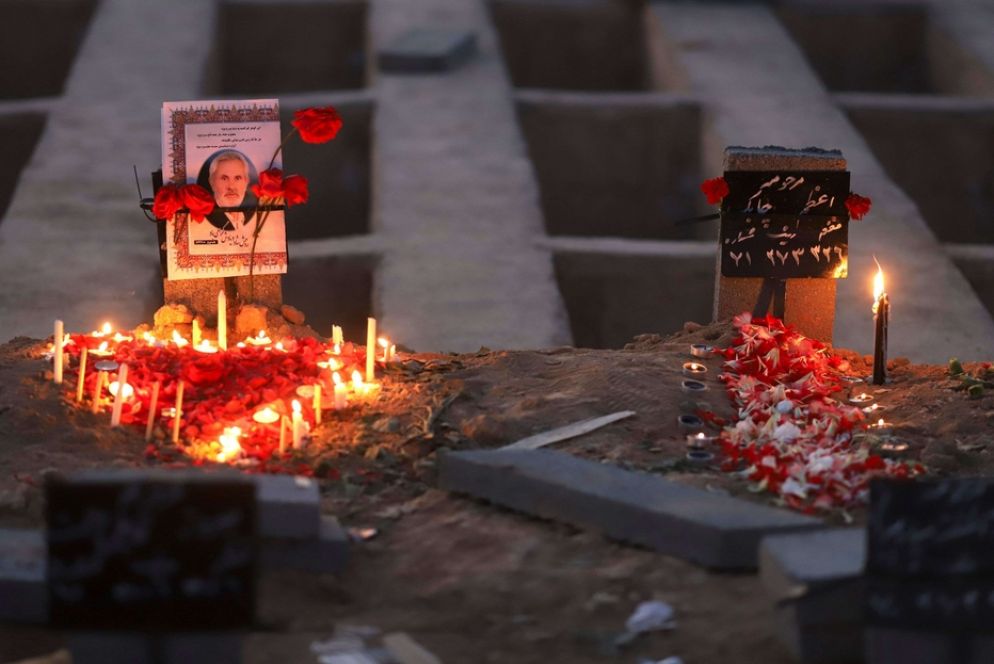 Candele per le vittime del Covid-19 nel cimitero a sud di Teheran - Reuters