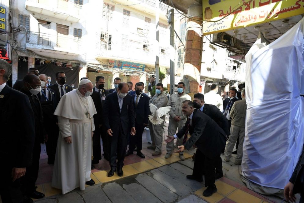 L'arrivo di papa Francesco all'incontro con al-Sistani, in una viuzza di Najaf - Ansa