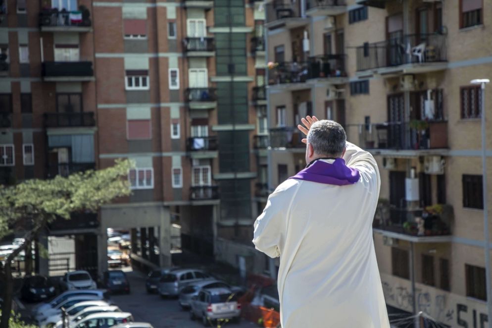 La gente che dalle finestre partecipa alla supplica quotidiana alla Madonna di Pompei - Siciliani