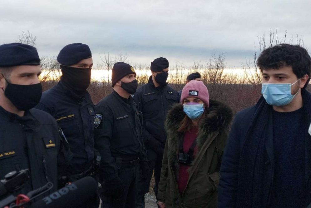 I quattro eurodeputati bloccati dalla polizia croata - Foto Nello Scavo