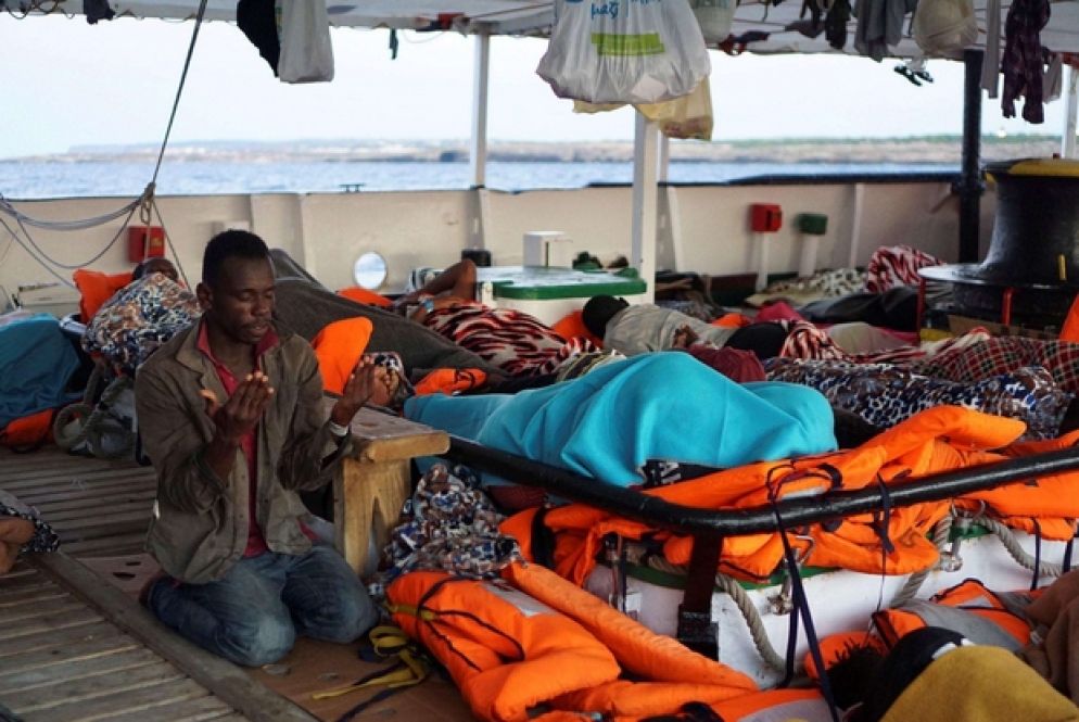 Naufraghi a bordo della open Arms al largo di Lampedusa il 19 agosto 2019 - Ansa
