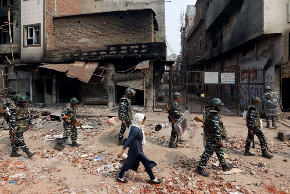 I paramilitari presidiano le zone calde della capitale indiana New dehli - Reuters