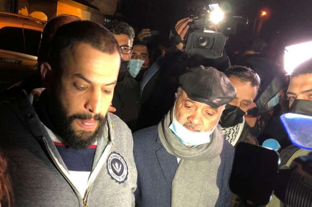 Al centro, con il cappello,Nasser al-Kidwa, nipote di Yasser Arafat e primo nella lista di Marwan Barghouti alle elezioni palestinesi di maggio - Reuters