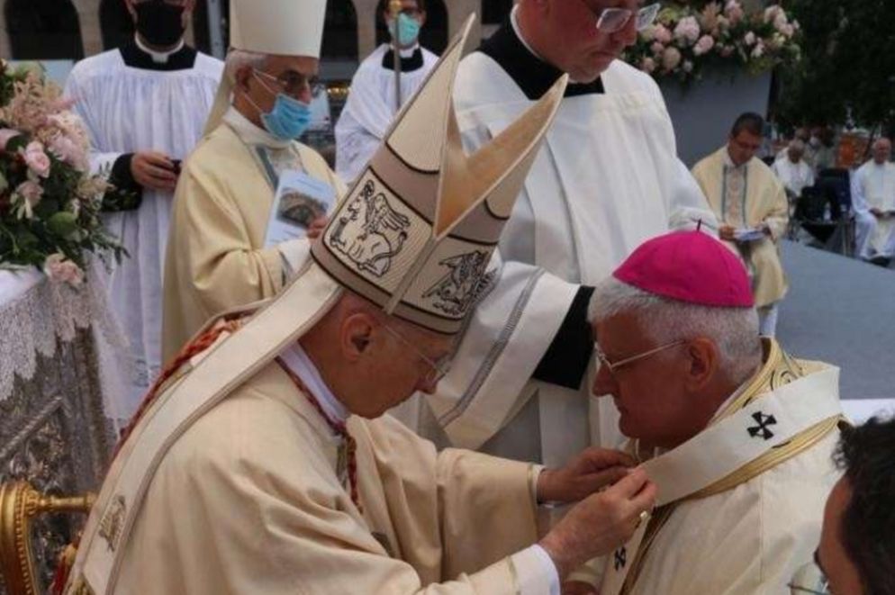 Il nuovo arcivescovo di Genova, Marco Tasca, riceve il pallio dal cardinale Angelo Bagnasco - Diocesi di Genova