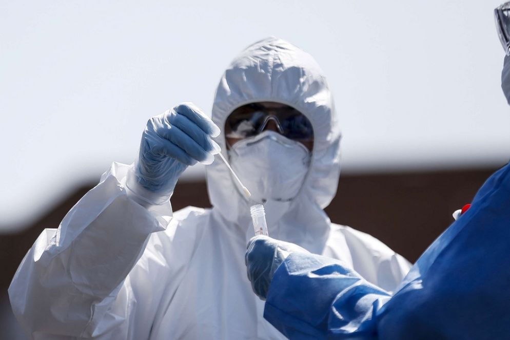 Il tampone con cui si verifica la positività al coronavirus - Ansa