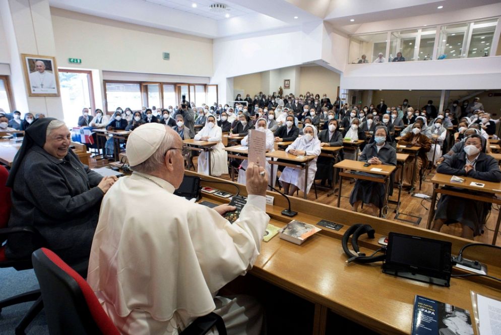 Il Papa con le Figlie di Maria Ausiliatrice - Reuters